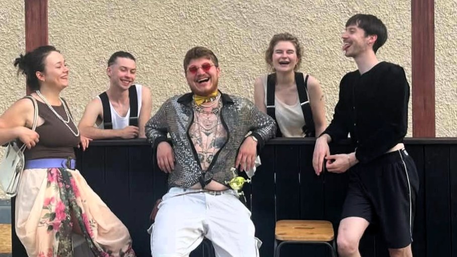 Fünf ETI-Schüler:innen haben heute Premiere in Leipzig